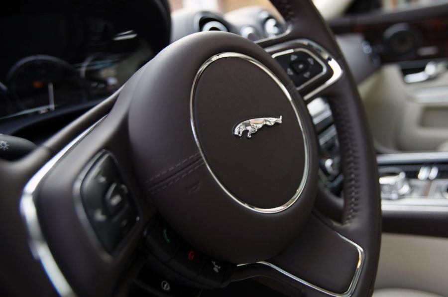  Jaguar XJL 2011 года  (фото 22 из 44)